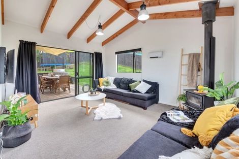 Photo of property in 15 Empressa Heights, Helensville, 0800