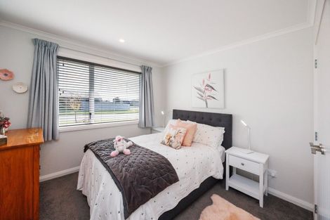 Photo of property in 6 Atlantic Drive, Fitzherbert, Palmerston North, 4410