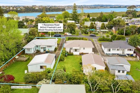 Photo of property in 1 Rewarewa Road, Te Atatu Peninsula, Auckland, 0610