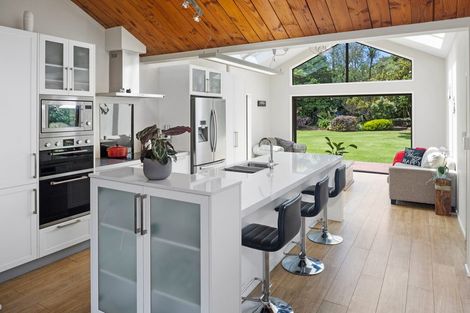 Photo of property in 132 Motu Road, Kumeu, 0891