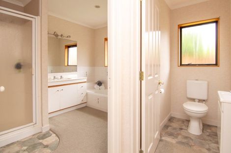 Photo of property in 23 Cashmere Drive, Fitzherbert, Palmerston North, 4410