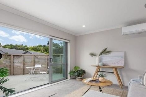 Photo of property in 2 Brindle Way, Newlands, Wellington, 6037