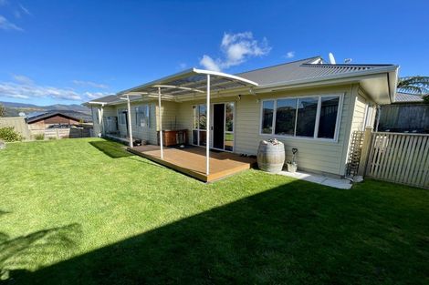 Photo of property in 23 James Nairn Grove, Riverstone Terraces, Upper Hutt, 5018