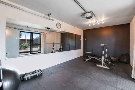 Photo of property in 15 Leiden Place, Totara Vale, Auckland, 0629