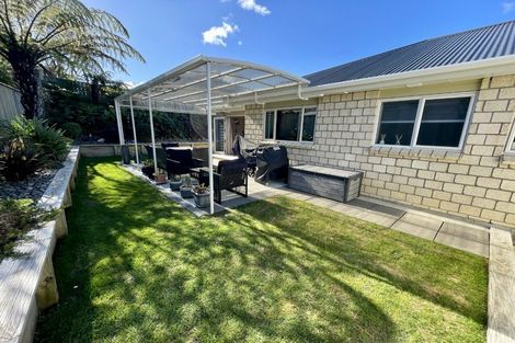 Photo of property in 23 James Nairn Grove, Riverstone Terraces, Upper Hutt, 5018