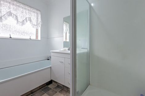 Photo of property in 10 Hollows Crescent, Takaro, Palmerston North, 4412