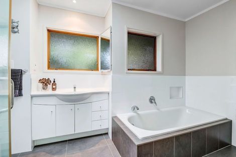 Photo of property in 10 Chelverton Terrace, Red Beach, 0932