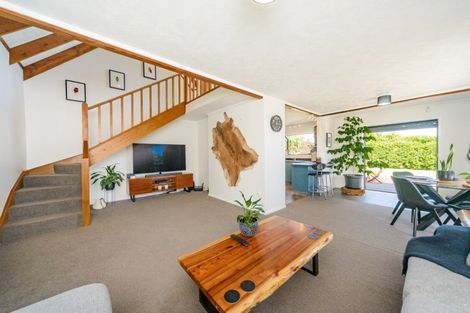 Photo of property in 32 Suzanne Grove, Kelvin Grove, Palmerston North, 4414