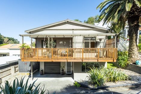 Photo of property in 6 Little Burke Street, Hospital Hill, Napier, 4110