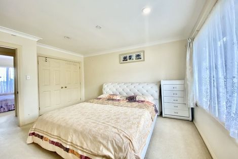 Photo of property in 16 Glenveagh Park Drive, Weymouth, Auckland, 2103
