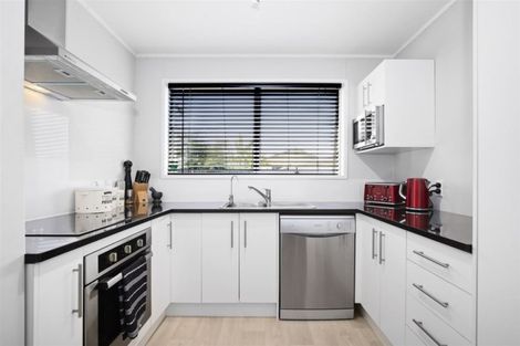 Photo of property in 13 Carbery Place, Manurewa, Auckland, 2102