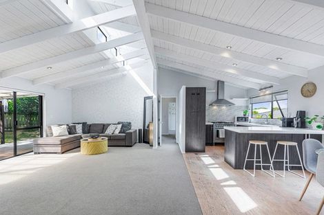 Photo of property in 10 Tokay Place, Huapai, Kumeu, 0810