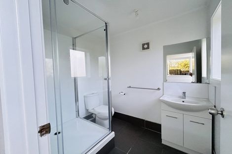 Photo of property in 22 Tetrarch Place, Totara Vale, Auckland, 0629