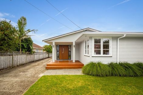Photo of property in 43 Vodanovich Road, Te Atatu South, Auckland, 0610