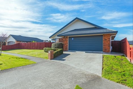 Photo of property in 8 Sorrento Place, Kelvin Grove, Palmerston North, 4414