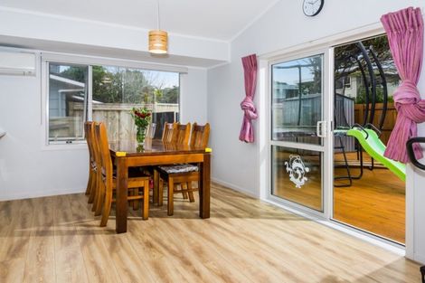 Photo of property in 71 Ravenwood Drive, Forrest Hill, Auckland, 0620