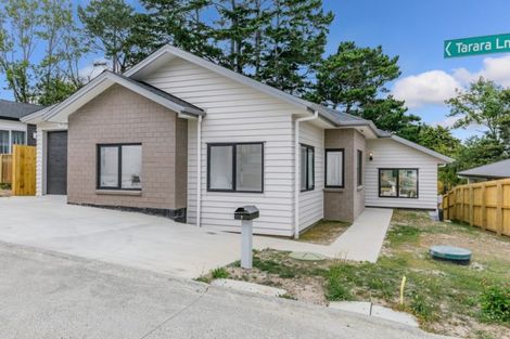 Photo of property in 2 Tarara Lane, Kumeu, 0810