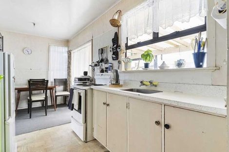 Photo of property in 2 Kirton Crescent, Manurewa, Auckland, 2102