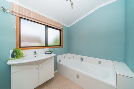 Photo of property in 4 Dresdan Court, Hokowhitu, Palmerston North, 4410