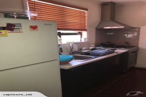 Photo of property in 2 Springside Place, New Lynn, Auckland, 0600