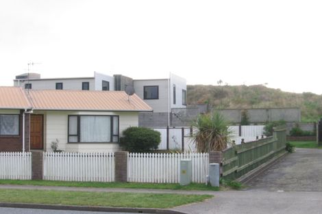 Photo of property in 87 Queens Road, Waikanae Beach, Waikanae, 5036