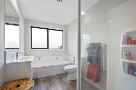 Photo of property in 12 Stingray Drive, Omokoroa, 3114