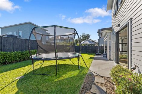 Photo of property in 10 Onekura Street, Red Beach, 0932