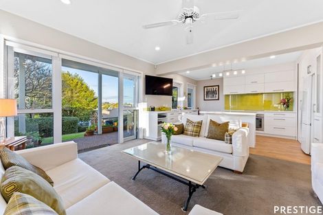 Photo of property in 16 Knightsbridge Drive, Forrest Hill, Auckland, 0620