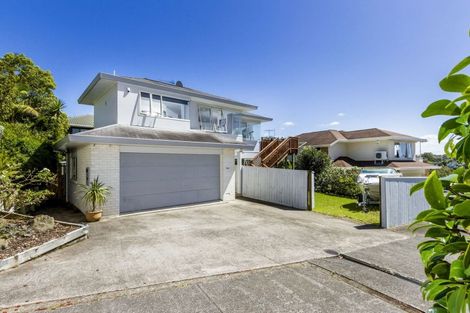 Photo of property in 2/133 Carlisle Road, Northcross, Auckland, 0632