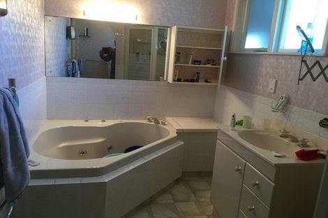 Photo of property in 17 Greenhill Crescent, Pakuranga, Auckland, 2010