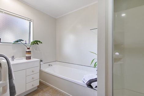 Photo of property in 23 Tyrico Close, Unsworth Heights, Auckland, 0632