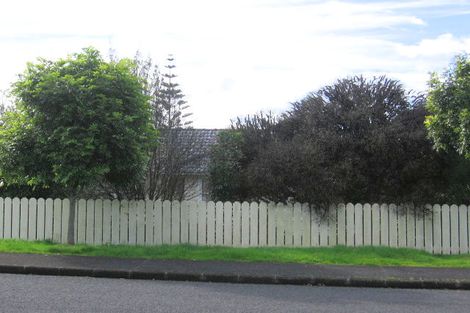 Photo of property in 17 Taipari Road, Te Atatu Peninsula, Auckland, 0610