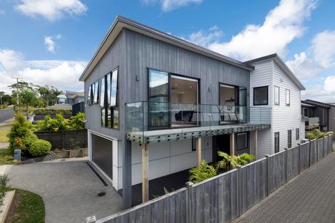 Photo of property in 43 Knights Road, Rothesay Bay, Auckland, 0630