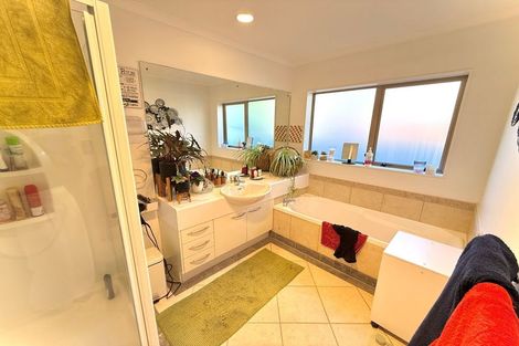 Photo of property in 40 Thornbury Crescent, East Tamaki Heights, Auckland, 2016