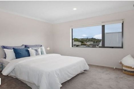 Photo of property in 2 Brindle Way, Newlands, Wellington, 6037