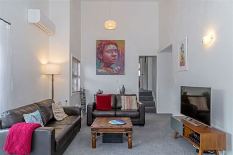 Photo of property in 2/31 Oteha Valley Road, Northcross, Auckland, 0632