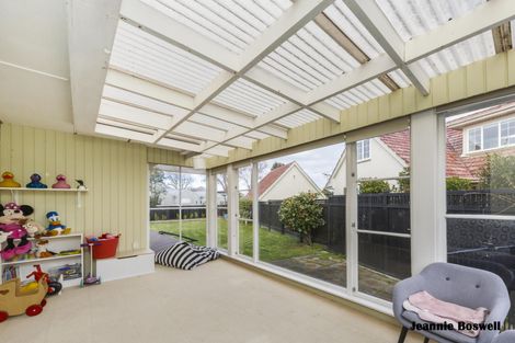 Photo of property in 9 Innes Place, Roslyn, Palmerston North, 4414