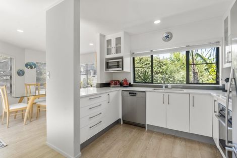 Photo of property in 1/27 Holdaway Avenue, Northcote, Auckland, 0627