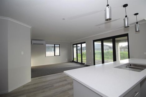 Photo of property in 21 Kaurinui Crescent, One Tree Point, 0118