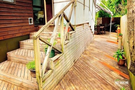 Photo of property in 2/76 Kaurilands Road, Titirangi, Auckland, 0604