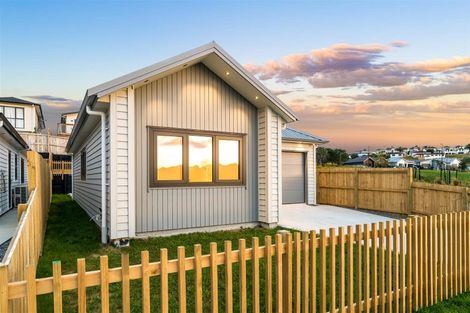Photo of property in 25 Whakairo Crescent, Gulf Harbour, Whangaparaoa, 0930