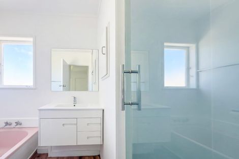 Photo of property in 13 Hellyers Street, Birkdale, Auckland, 0626