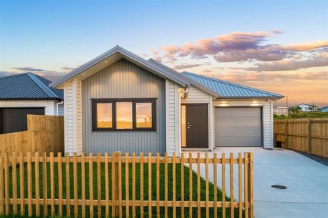 Photo of property in 25 Whakairo Crescent, Gulf Harbour, Whangaparaoa, 0930