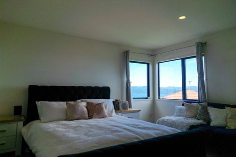 Photo of property in 75a Dress Circle, Newlands, Wellington, 6037