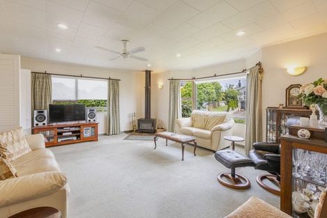Photo of property in 9 Deakin Place, Clive, 4102