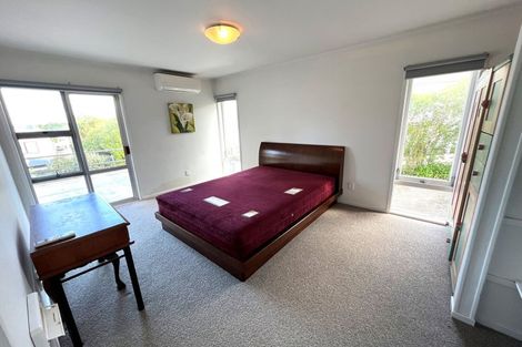 Photo of property in 2/546a Glenfield Road, Glenfield, Auckland, 0629