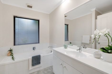 Photo of property in 17 Jacanas Place, Unsworth Heights, Auckland, 0632