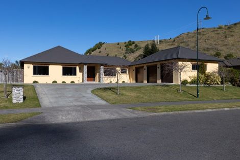 Photo of property in 12 Oak Place, Poraiti, Napier, 4112