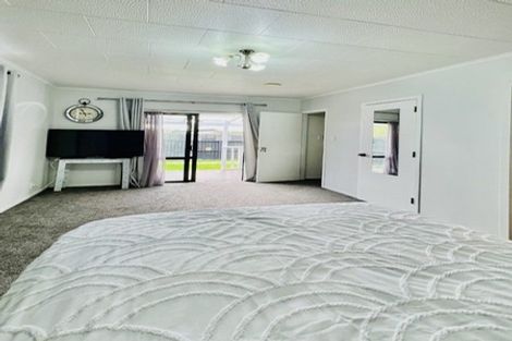 Photo of property in 11c Bamboo Grove, Kelston, Auckland, 0602