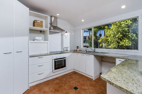 Photo of property in 2 Garden Lane, Torbay, Auckland, 0632